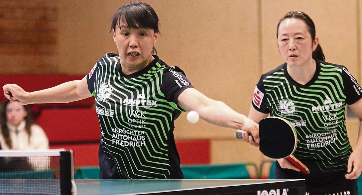 Zurück an Bord: Yang Henrich (l.), hier an der Seite von Aimei Wang, hatte im letzten Spiel des TTK ausgesetzt. Im Heimspiel gegen den TTC Langen greift die Anröchterin aber wieder an. Foto: Thomas Wiegand