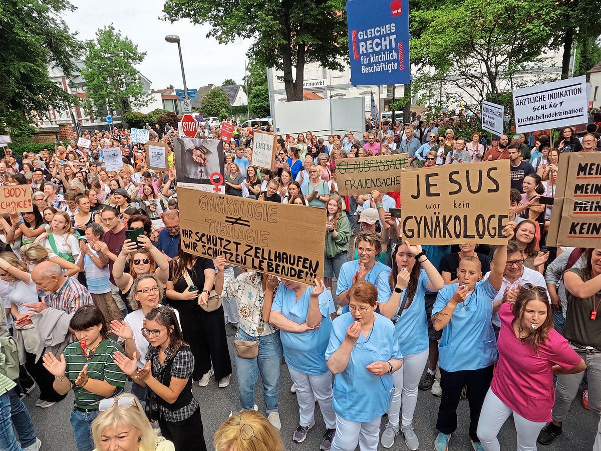 2000 Menschen haben am Freitag in Lippstadt gegen das Verbot von Schwangerschaftsabbrüchen am Klinikum Lippstadt demonstriert. Foto: Wapelhorst