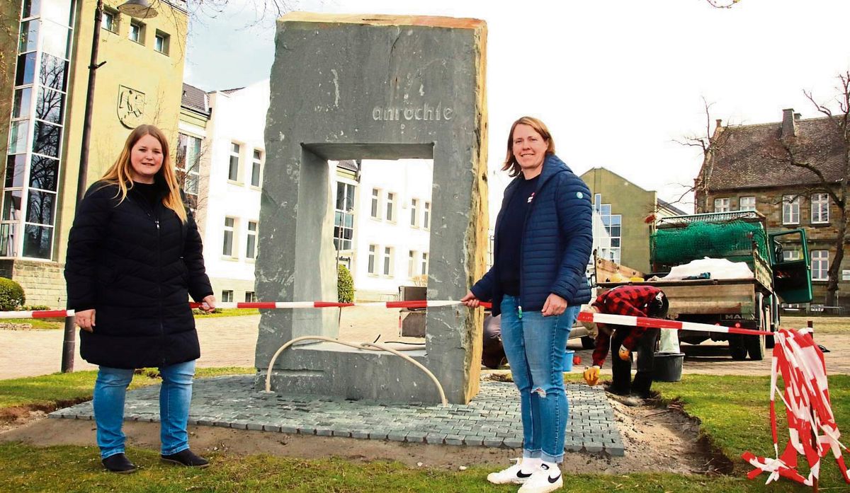 Letzte Arbeiten am Fotopoint: Alexandra Falkenau und Dorothé Schlüter (v.l.) von der Gemeinde Anröchte begutachten den Baufortschritt. Foto: Meschede