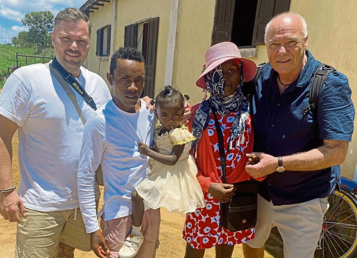 Gemeinsam mit seinem Sohn Niklas (l.) reiste Hilfswerk-Chef Dieter Tuschen (r.) jetzt nach Madagaskar in das kleine Dorf Antanadana, um Franji (2.v.r.) und ihre Familie kennenzulernen.