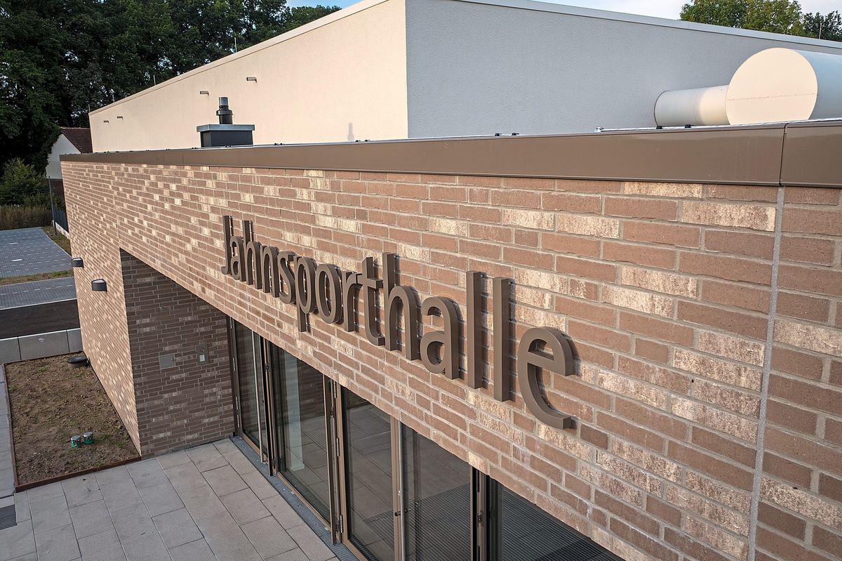 Wasser ist laut Stadt unter den Hallenboden der Jahnsporthalle gelaufen. Foto: Eickhoff