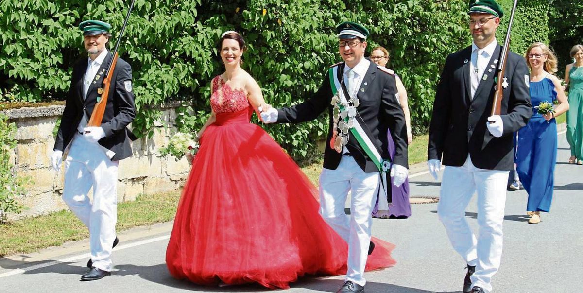 Strahlend präsentierte sich das neue Königspaar Holger und Melanie Raupach beim Festumzug. Fotos: Biermann