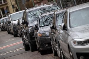 Die durchschnittliche Höhe der Motorhauben von Autos hat sich laut einer Studie seit 2010 jährlich um 0,5 Zentimeter erhöht. (Archivbild) - Foto: Sebastian Gollnow/dpa