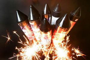 Die Deutsche Umwelthilfe plädiert dafür, den privaten Kauf und Gebrauch von Pyrotechnik zu Silvester dauerhaft zu beenden. (Symbolbild) - Foto: Roland Weihrauch/dpa