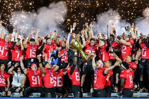 Die Potsdam Royals werden in Dresden Deutscher Meister im American Football und jubeln mit dem Pokal. - Foto: Robert Michael/dpa