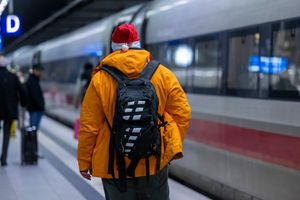 Züge sind am frühen Morgen und am späten Abend in der Regel weniger voll. (Archivbild) - Foto: Monika Skolimowska/dpa