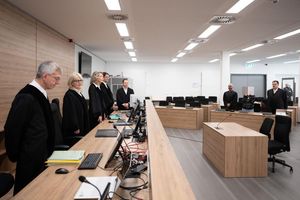 Emotionale Szenen im Prozess gegen mutmaßliche NSU-Unterstützerin. - Foto: Sebastian Kahnert/dpa POOL/dpa