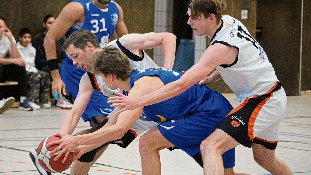 Der LTV Lippstadt (in Weiß) erledigte im Heimspiel gegen Bochum III seine Hausaufgaben, während Titelkonkurrent SVD Dortmund II ein weiteres Mal patzte. Vor dem direkten Aufeinandertreffen beider Teams am Donnerstag ist der LTV nun alleiniger Tabellenführer der Landesliga. Foto: Heinke