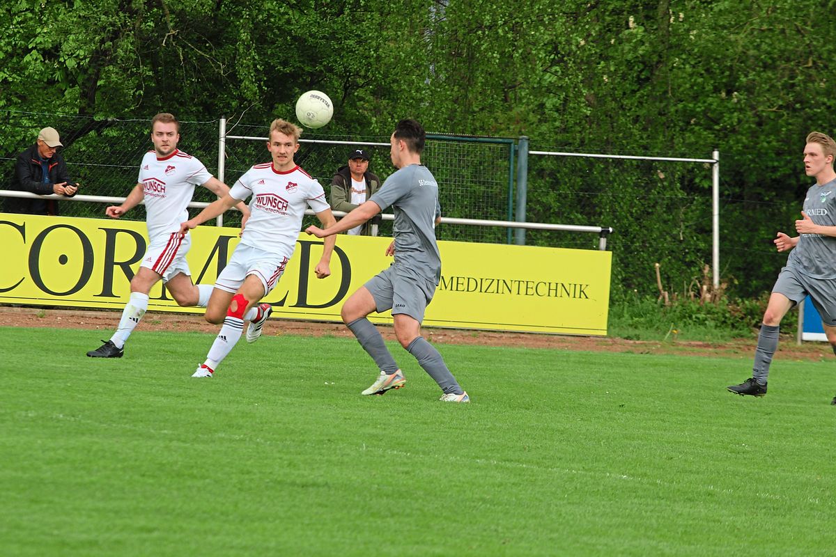 Die SG Oestereiden/Effeln/Menzel greift im Heimspiel gegen BW Dedinghausen-Rixbeck nach dem letzten Strohhalm, um den Klassenerhalt doch noch zu schaffen. Foto: Brand