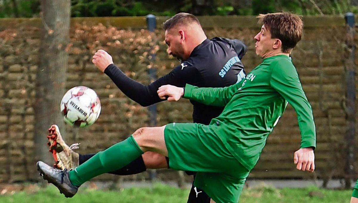 In einem umkämpften Spitzenspiel der Kreisliga B feierte Spitzenreiter SC Lippstadt (in Schwarz) einen knappen 1:0-Erfolg bei der Cappeler Reserve (in Grün) und baute damit seine Tabellenführung aus. Foto: Feichtinger