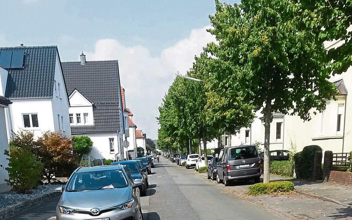 Auch der Bruchbäumer Weg sollte eine Fahrradstraße werden. Die Pläne scheiterten aber an der zu geringen Fahrbahnbreite. Denn eine „unechte“ Fahrradstraße, auf der auch Autos fahren dürfen, muss vier Meter breit sein. Archivfoto: Heienbrok