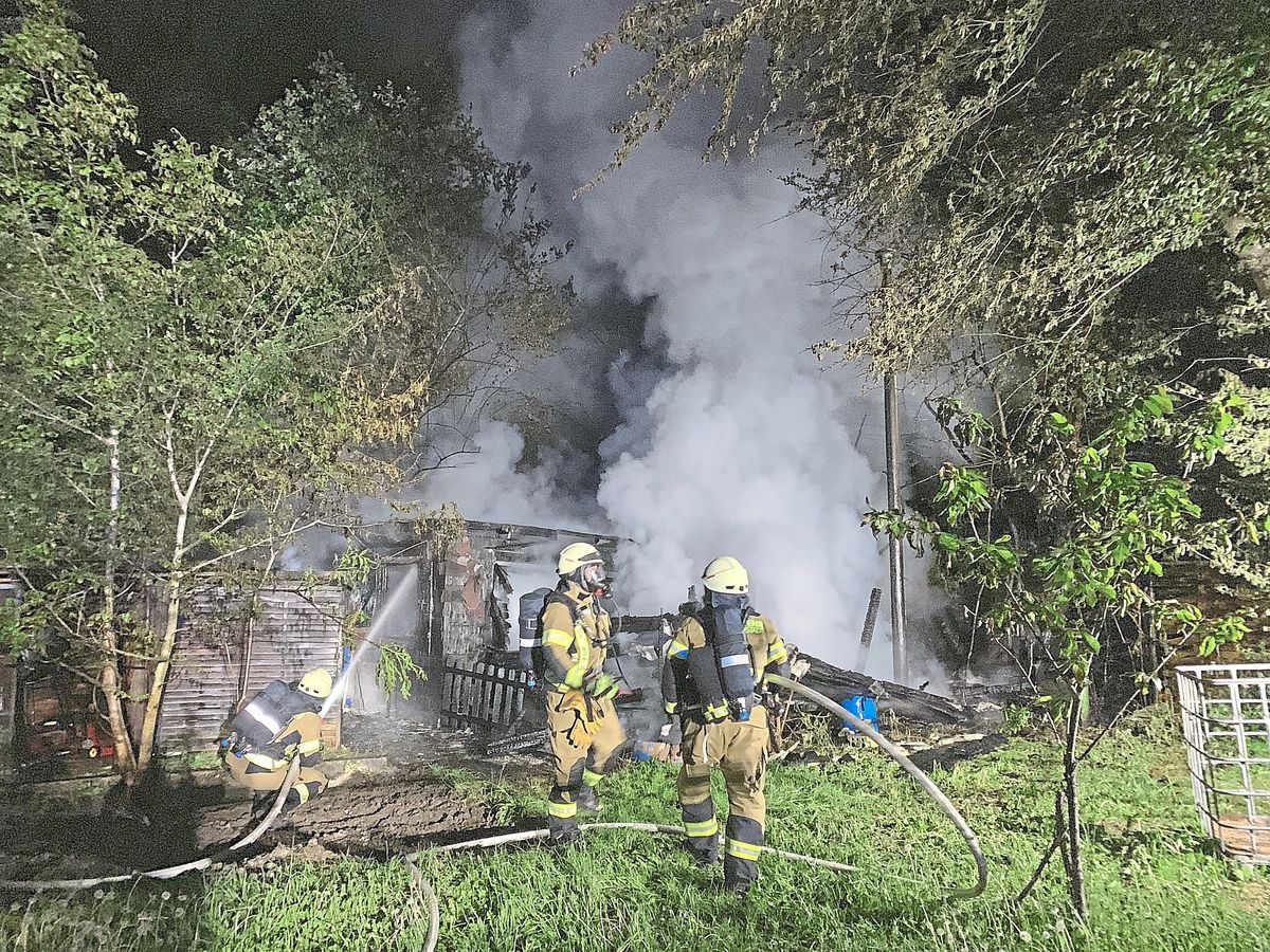 Mit Atemschutzmasken löschten die Einsatzkräfte das Feuer. Foto: Feuerwehr Lippstadt