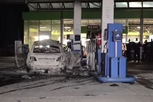 Ein ausgebranntes Fahrzeug steht an einer Zapfsäule auf einer Tankstelle in Hannover. - Foto: -/dpa