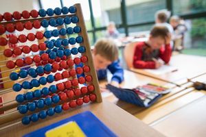 Schon nach vier Monaten schneiden Jungen demnach in Mathe etwas besser ab als Mädchen. (Archivbild) - Foto: Frank Rumpenhorst/dpa