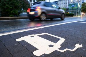 Je mehr Elektroautos unterwegs seien, desto weniger unterscheide sich ihre Schadenbilanz von Verbrennern, sagt die GDV-Geschäftsführerin Anja Käfer-Rohrbach. (Archivbild) - Foto: Julian Stratenschulte/dpa