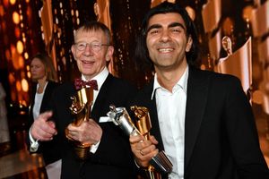 Ein erfolgreiches Duo: Hark Bohm und Fatih Akin haben mehrere Filmprojekte erfolgreich umgesetzt. Zuletzt die Verfilmung des Bohm-Buches «Amrum». (Archivbild) - Foto: Jens Kalaene/dpa-Zentralbild/dpa