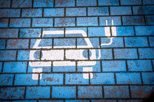 Wo und wie Elektroautos geladen werden können, spielt für ihre Verbreitung eine wichtige Rolle. (Archivbild) - Foto: Jens Büttner/dpa