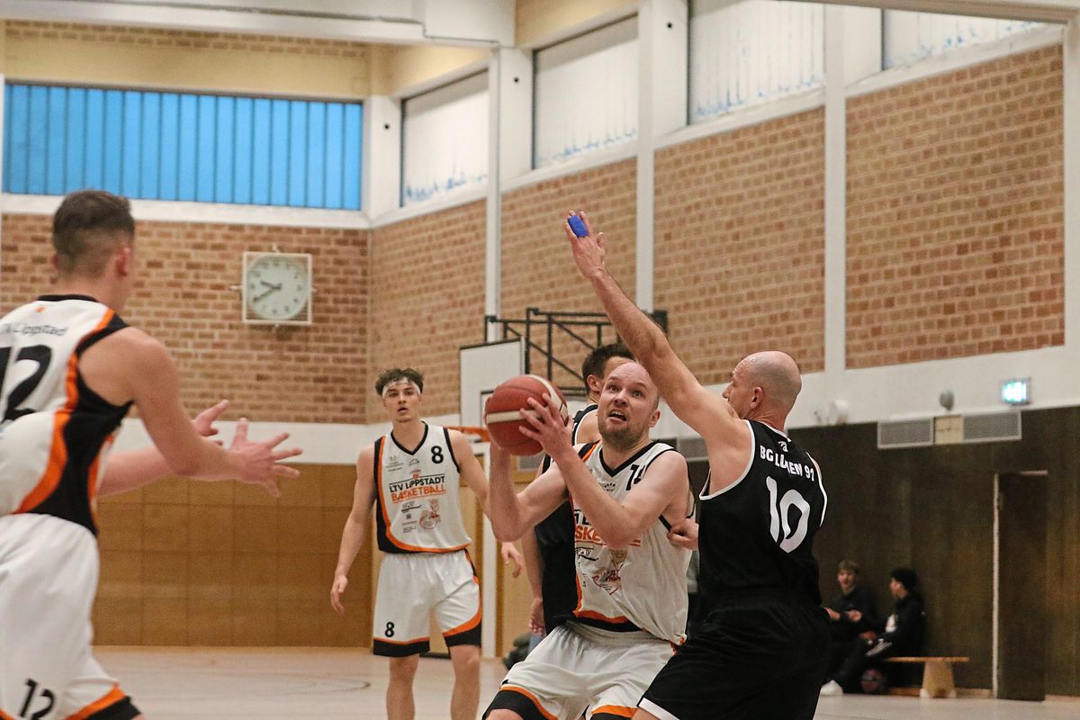 Jan-Niclas Schwade (am Ball) war mit 24 Punkten bester LTV-Werfer in Bochum. Die Lippstädter stehen nach dem 71:57-Erfolg an der Spitze der Landesliga. Foto: Lütkehaus