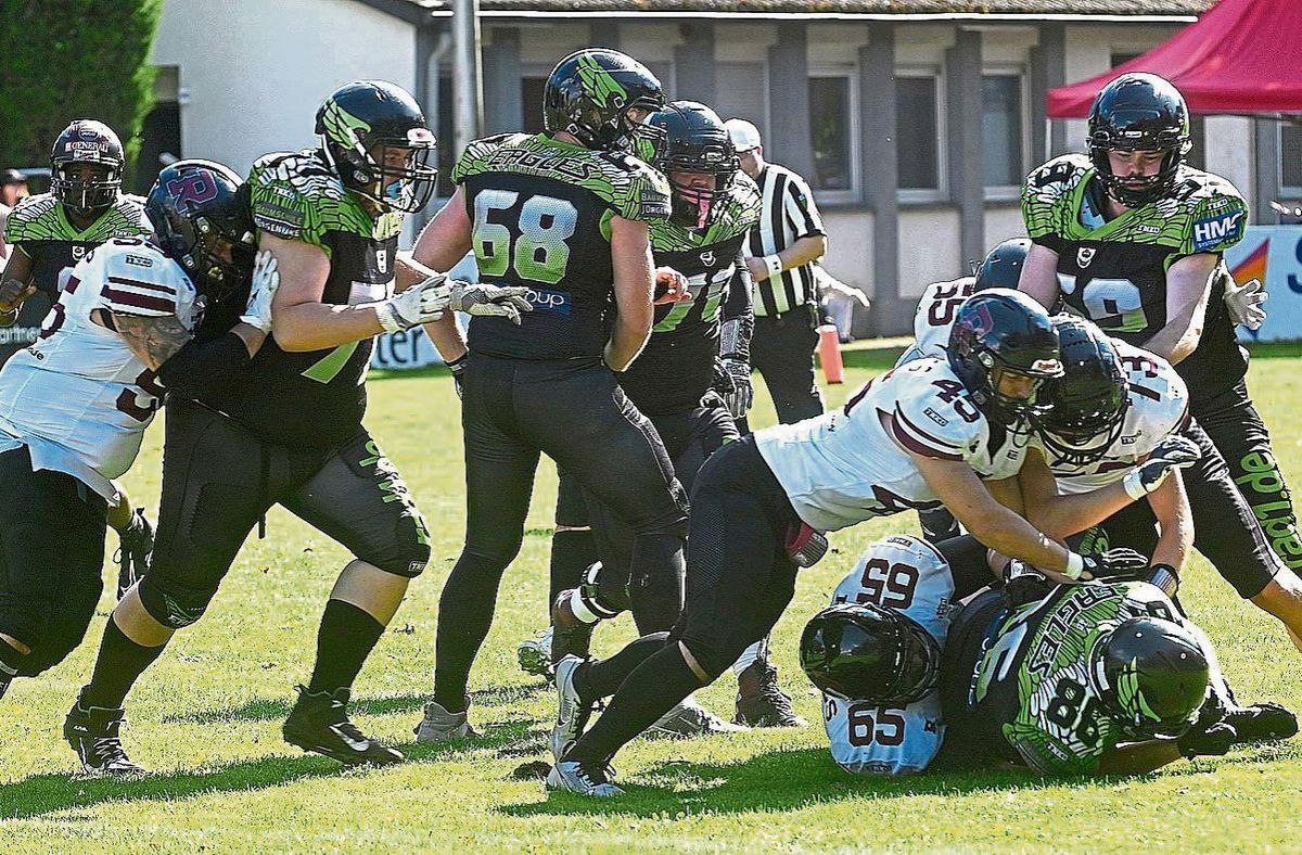 Und rein ins Getümmel: Die Spieler der Lippstadt Eagles (schwarze Trikots) probierten alles, um die dritte Saisonniederlage abzuwenden. Der Erfolg jedoch blieb aus. Das Team ziert in der Verbandsliga weiterhin das Tabellenende. Foto: Tuschen