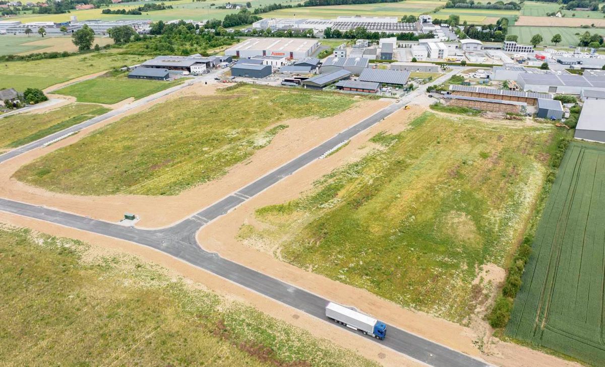 Im Gewerbegebiet Ost an der B1 (hier im Hintergrund) wird sich der Tiefkühlgeflügel-Spezialist Hanna ansiedeln – und zwar auf etwa 60 000 Quadratmetern nördlich der Erschließungsstraße (hier vorn im Bild). Die Flächen zwischen Hanna und den bereits bestehenden Betrieben bleiben für deren Bedarf frei. Foto: Eickhoff
