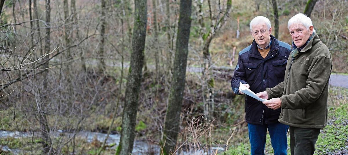 Windräder da, wo sich so viele Tierarten heimisch fühlen? Heribert Schlüter und Günter Stamm haben dafür kein Verständnis. Foto: Löseke