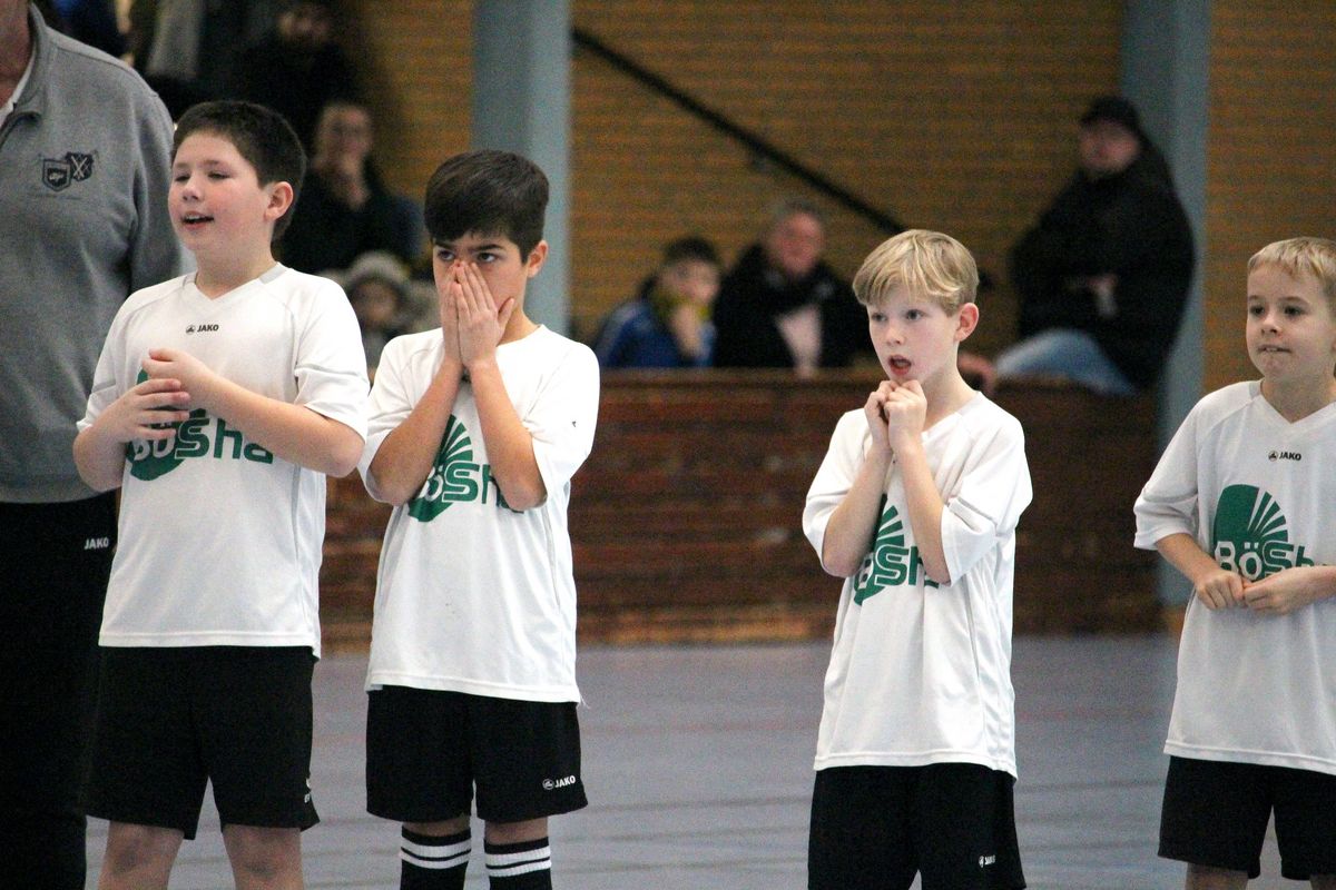 Mitfiebern werden auch die Spieler der E-Jugend des TSV Rüthen, wenn es unter dem Hallendach ans Eingemachte geht. In Geseke wird der neue Hallenkreismeister in dieser Altersklasse ermittelt. Parallel dazu spielen die C-Junioren des Kreises in der Jahnsporthalle in Lippstadt. Foto: Heinke
