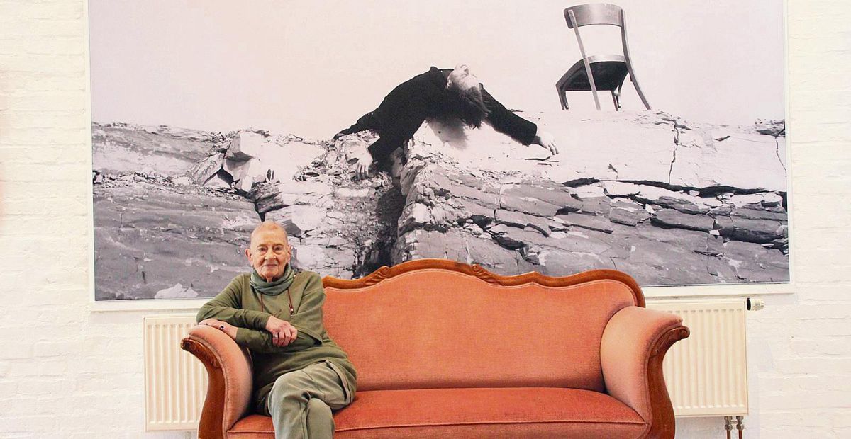 Tatjana Rehde vor einem Bild, das sie mit dem Schauspieler Gotthard Lange im Steinbruch Anröchte aufgenommen hat. Foto: Balzer