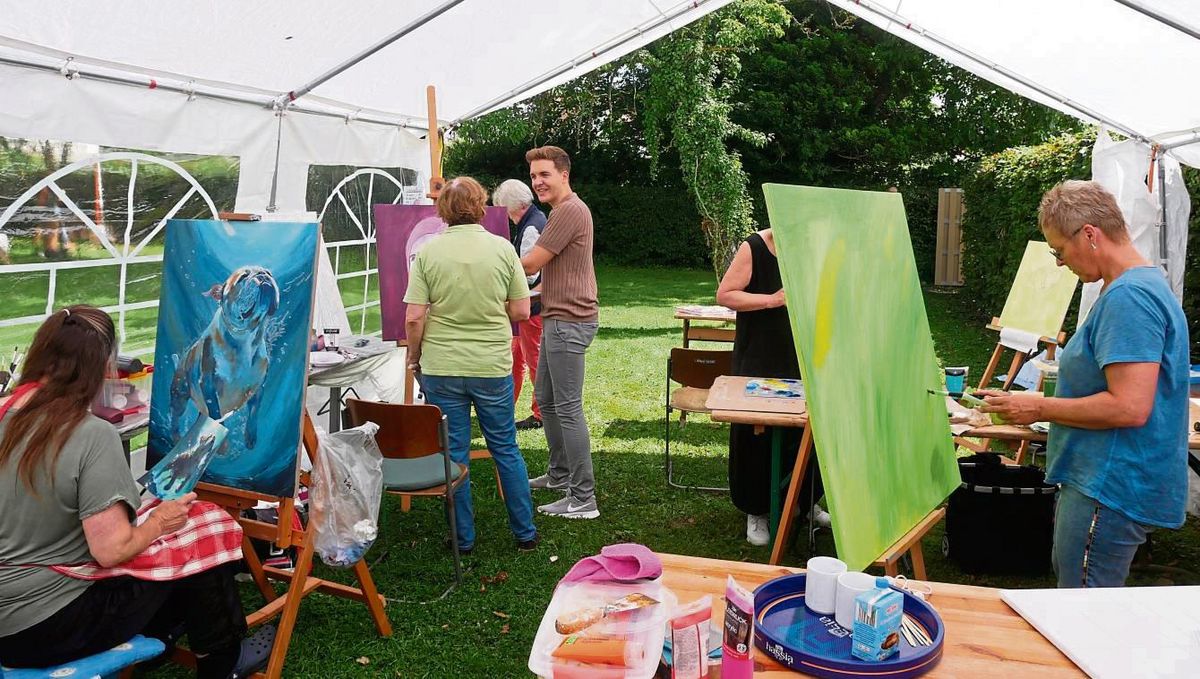 Farbenfrohe Kunstwerke gepinselt mit Acryl entstehen im Malerei-Kurs von Oliver Schäfer (M.). Fotos: Bsdurek