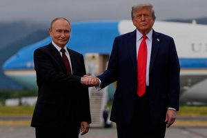 US-Präsident Donald Trump (r) und der russische Präsident Wladimir Putin geben sich auf dem Militärstützpunkt Joint Base Elmendorf-Richardson (in Alaska) die Hand. - Foto: Julia Demaree Nikhinson/AP/dpa