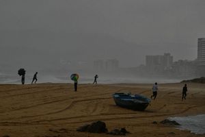 Die Vorläufer eines schweren Zyklons sind schon zu spüren, Zehntausende Menschen bringen sich in Sicherheit. - Foto: Mahesh Kumar A./AP/dpa