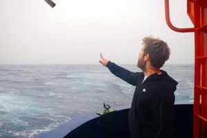 Geowissenschaftler Klages ist immer noch erstaunt und froh, dass die Flaschenpost die lange Reise überstand und gefunden wurde. - Foto: Thomas Ronge/Alfred-Wegener-Institut /dpa