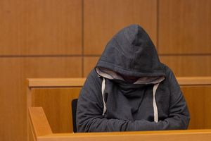 Achteinhalb Jahre soll ein 61-Jähriger in Haft - er missbrauchte seine Ehefrau und filmte die Taten. - Foto: Rolf Vennenbernd/dpa