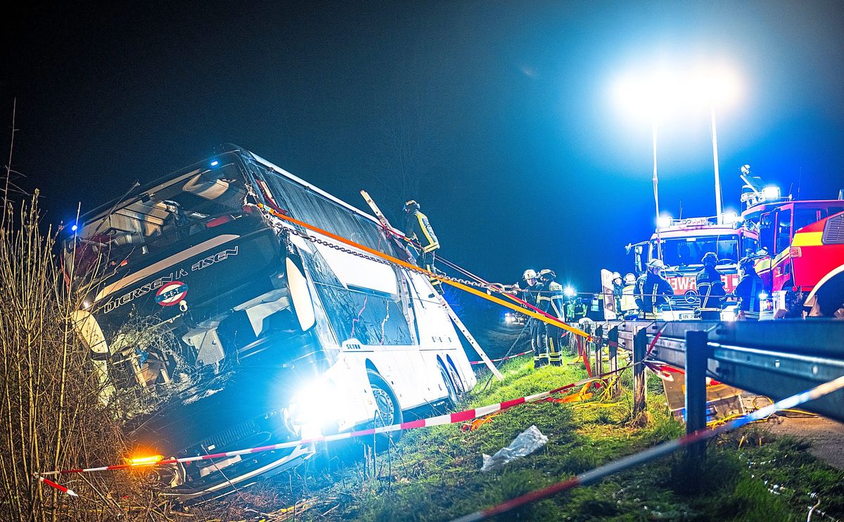 Bei einem Busunglück auf der Autobahn 44 in Nordrhein-Westfalen sind in der Nacht zu Freitag mehr als 20 Menschen verletzt worden. Foto: Schröder