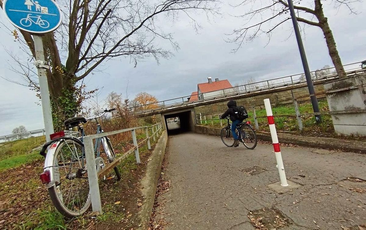 Sage und schreibe 351 Standorte von Pollern oder Umlaufschranken im Stadtgebiet, wie hier an der Unterführung Esbecker Straße und B 55, muss die Stadt nach einem neuen Erlass der Landesregierung überprüfen. Foto: Niggenaber