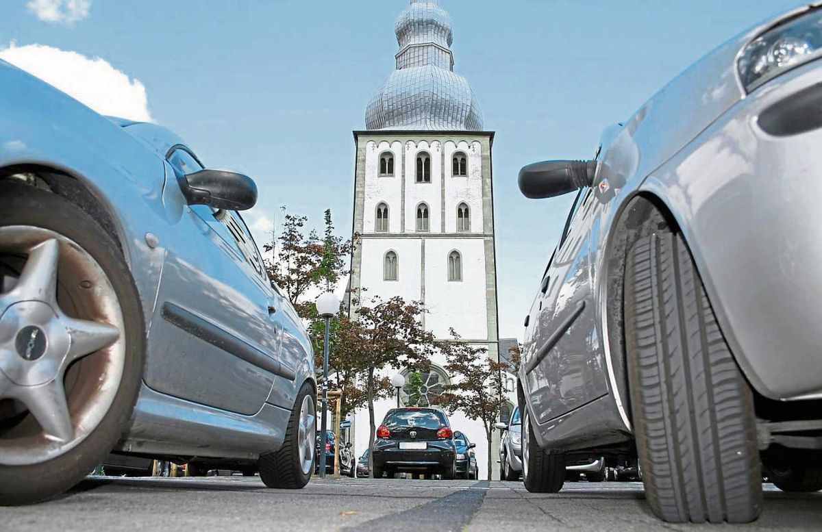 Gleiches Geld für weniger Zeit? Der Bauausschuss diskutiert am Mittwoch über die Taktung bei den Parkgebühren. Das Abstellen von Autos auf den städtischen Stellflächen, wie hier auf dem Markt, könnte also teurer werden. Foto: Niggenaber