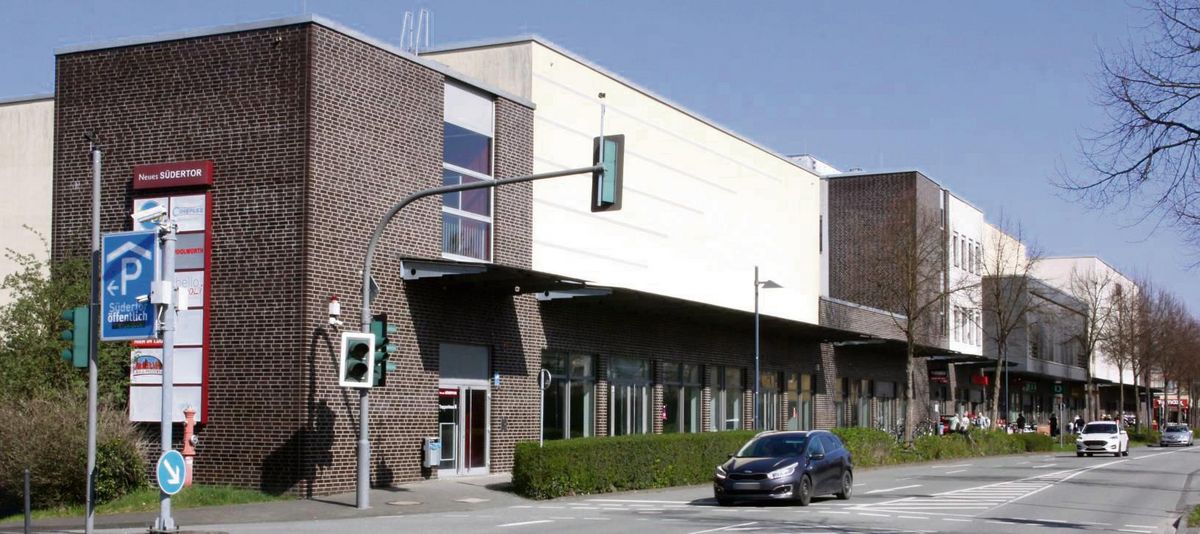 Nach dem Woolworth-Schließung Mitte April sollen die Handelsflächen im westlichen Teil des Südertor-Komplexes miteinander verbunden werden. Nach dem Rewe-Einzug wären alle ebenerdigen Flächen vermietet, in Richtung des Cineplex-Kinos sollen Deichmann und Tedi bleiben. Foto: Schwade