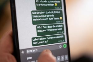 Im Netz und im realen Leben - oft am Arbeitsplatz - wird laut Studie zunehmend schikaniert, diffamiert, beleidigt. (Symbolbild) - Foto: Marijan Murat/dpa