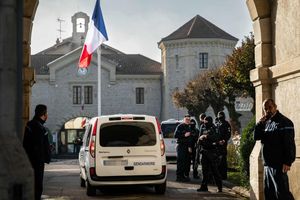Ein Gefängnisausbrecher in Frankreich ist später beim Kaffeetrinken in einem Bistro gefasst worden. (Symbolfoto) - Foto: Arnaud Finistre/AFP/dpa