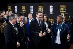 Julian Nagelsmann läuft über den Roten Teppich bei der WM-Auslosung. - Foto: Koen Van Weel/ANP/dpa