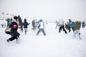 Das Extremwetter bringt auch Spaß, wie etwa bei einer ausgelassenen Schneeballschlacht in der US-Hauptstadt Washington. - Foto: Mehmet Eser/ZUMA Press Wire/dpa