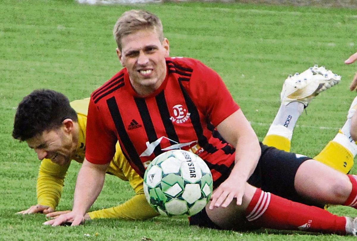 Durchgebissen hat sich der SV 03 Geseke (in Rot-Schwarz) im vorgezogenen Heimspiel gegen den Tabellenzweiten Oestinghausen. Die Traufetter-Elf siegte 2:0 und verließ damit vorübergehend die Abstiegszone. Foto: Heinke