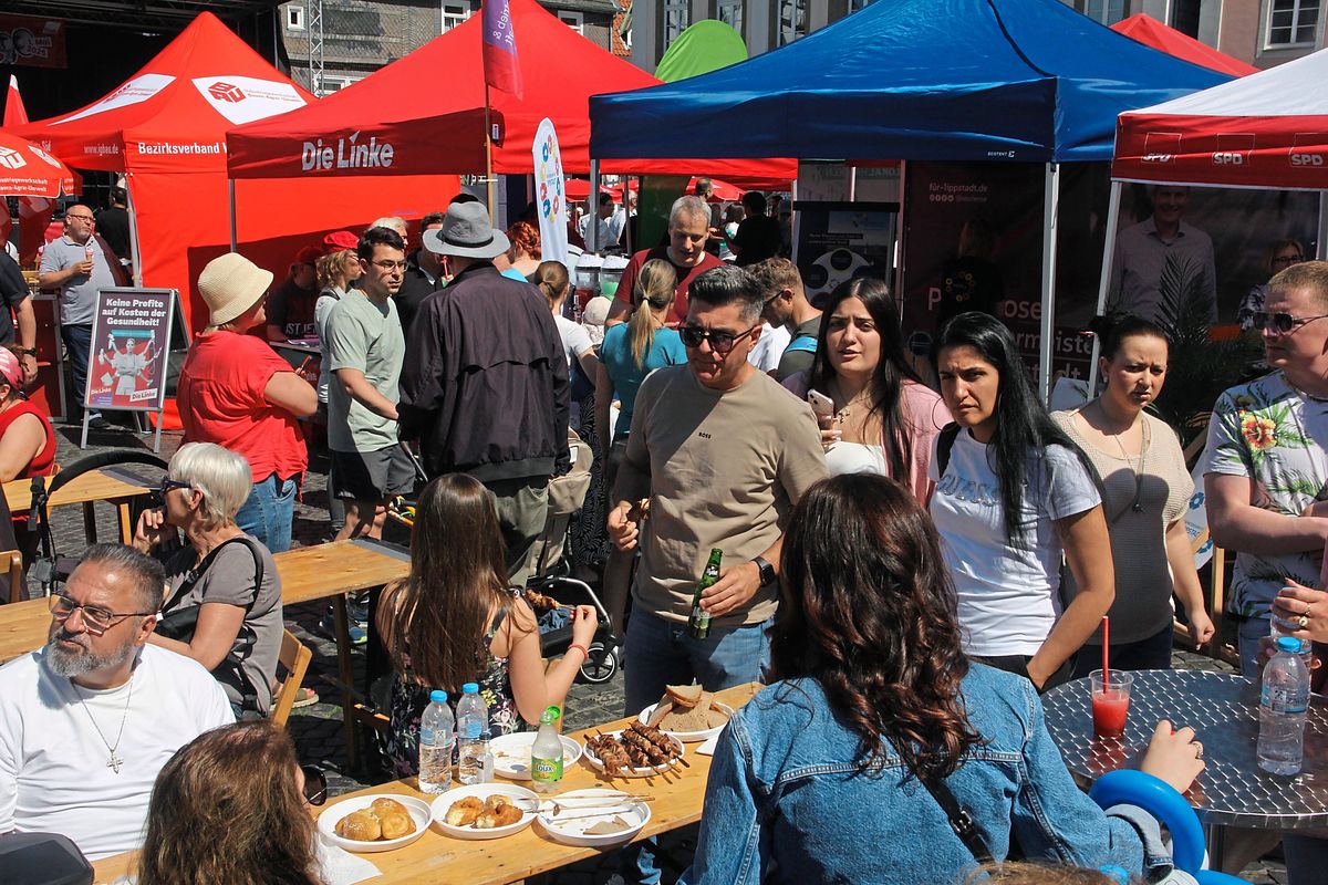 Das bunte Familienfest sorgt für einen gut gefüllten Rathausplatz.