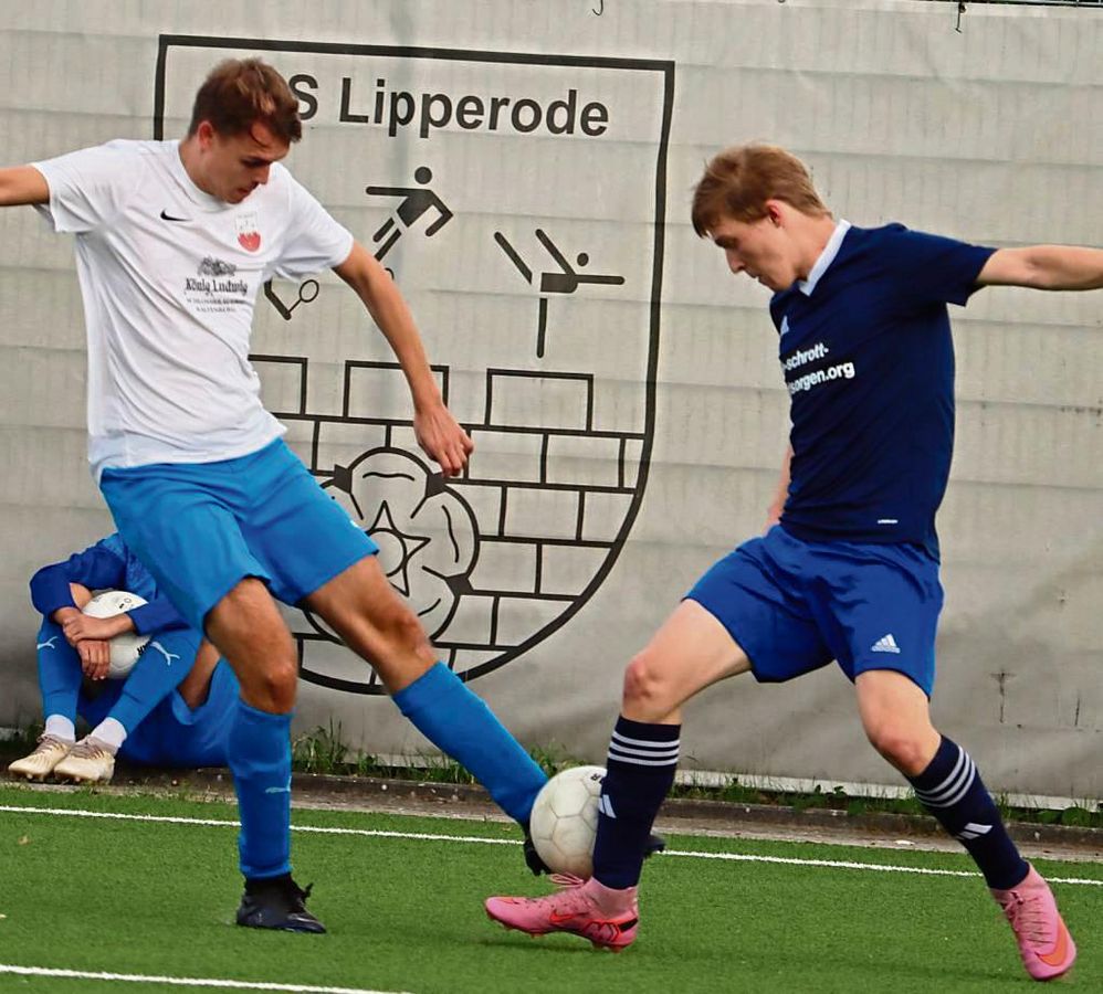 Frühzeitig auf die Verliererstraße geriet die Reserve des TuS Lipperode (in Weiß) gegen die SG Oestereiden/Effeln/Menzel, denn zur Pause lag man bereits mit 0:4 zurück. Nach dem Schlusspfiff war beim TuS dann ein „positives Krisengespräch“ angesagt. Foto: Uwe Feichtinger