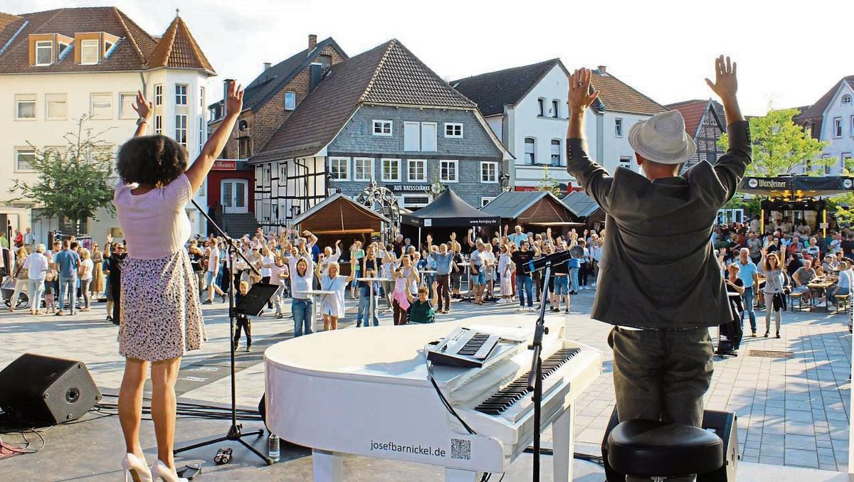 Mit ihrer guten Laune rissen die Musiker von Soul-Lounge-Dance ihr Publikum durchgehend mit. Fotos: N. Wissing