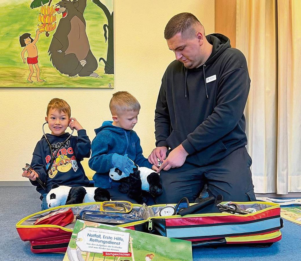 Die Vorschulkinder aus der Kindertageseinrichtung St. Bonifatius haben beim Erste-Hilfe-Kurs von Erzieher Admir Kadric (r.) viel ausprobiert und gelernt. Foto: Anja Bsdurek