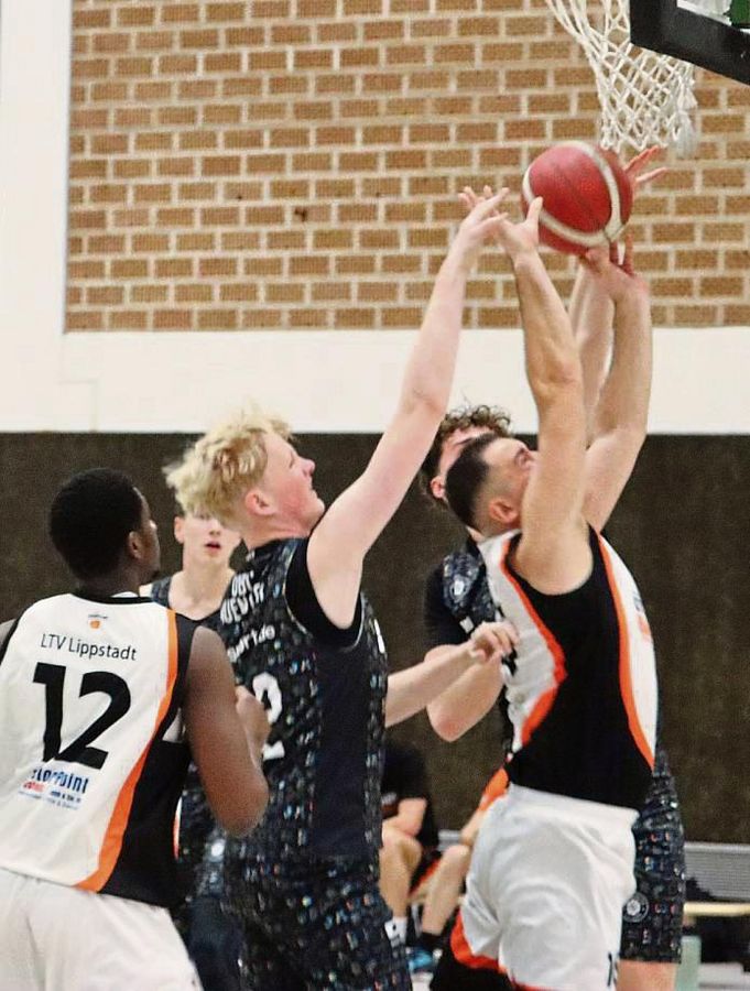 Nichts für schwache Nerven: Zehn Sekunden vor Spielende gelangen den Lippstädtern die entscheidenden Punkte zum 58:56-Sieg gegen den Favoriten aus Münster. Foto: Feichtinger
