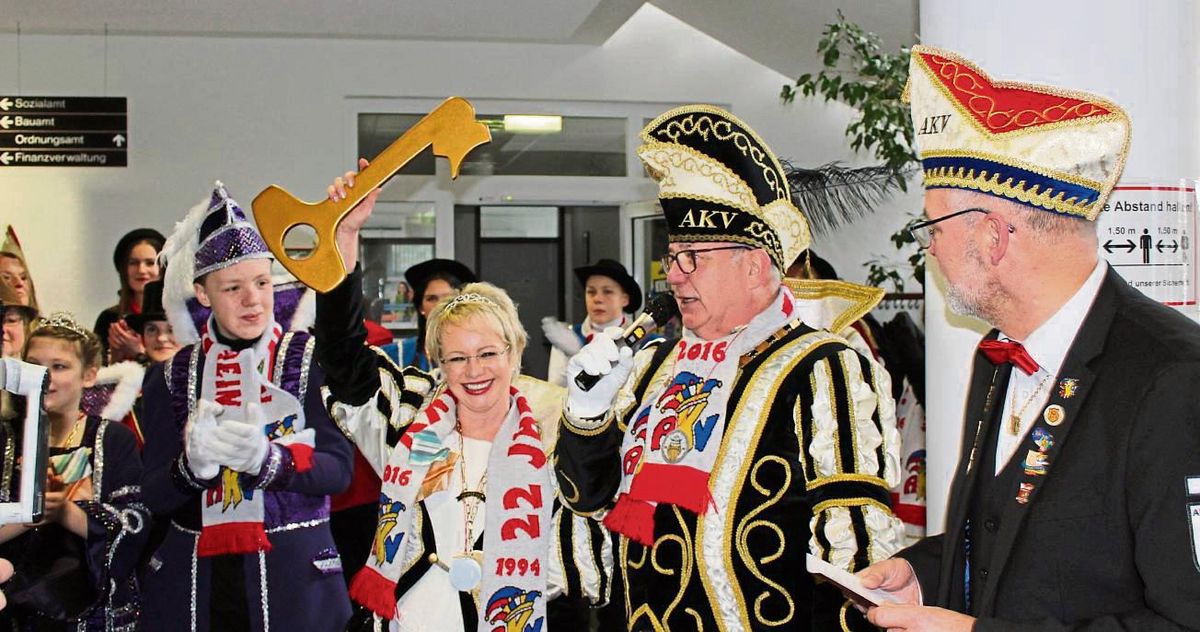 Prinzessin Swetlana I. und ihr Prinz Thomas I. sind nach der Schlüsselübergabe Herrscher über das Rathaus. Fotos: Mintert