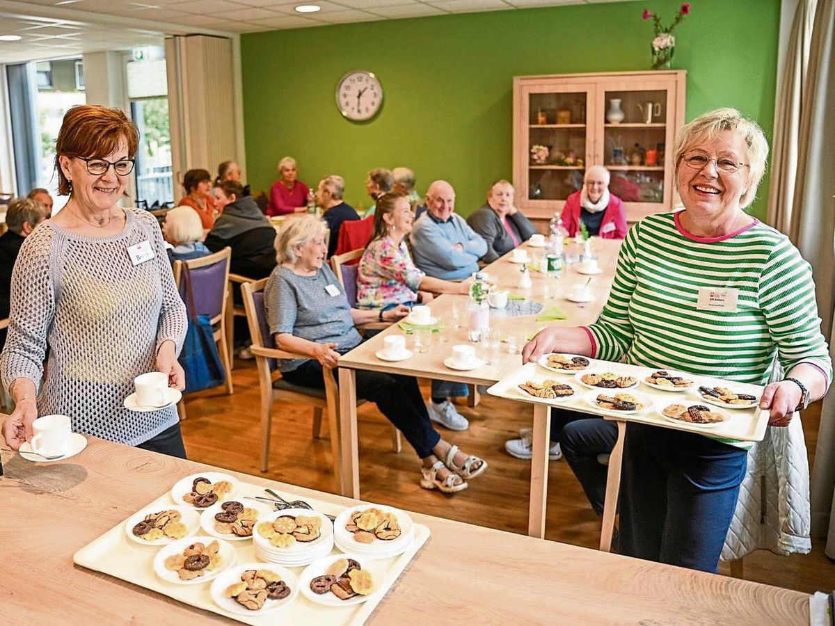 An jedem ersten Sonntag im Monat lädt die Caritas im Kreis Soest zum gemeinsamen Senioren-Sonntagsessen in die Tagespflege St. Hildegard in Lippstadt ein. Ein Team von Ehrenamtlichen kümmert sich um Organisation und Durchführung.