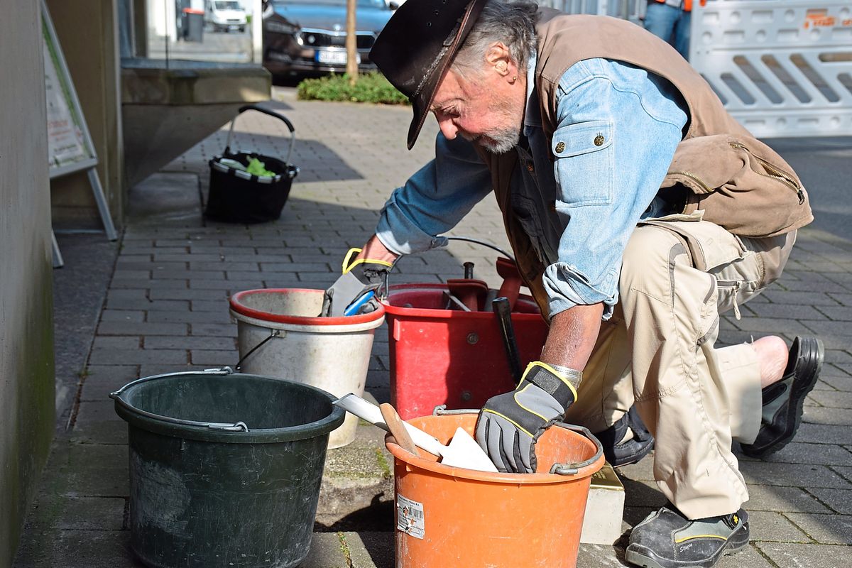 Gunter Demnig beim Verlegen der neuesten Stolpersteine in Geseke. 