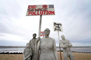 Die Kunstinstallation "Sirens of Sewage" am Strand von Whitstable. - Foto: Gareth Fuller/PA Wire/dpa